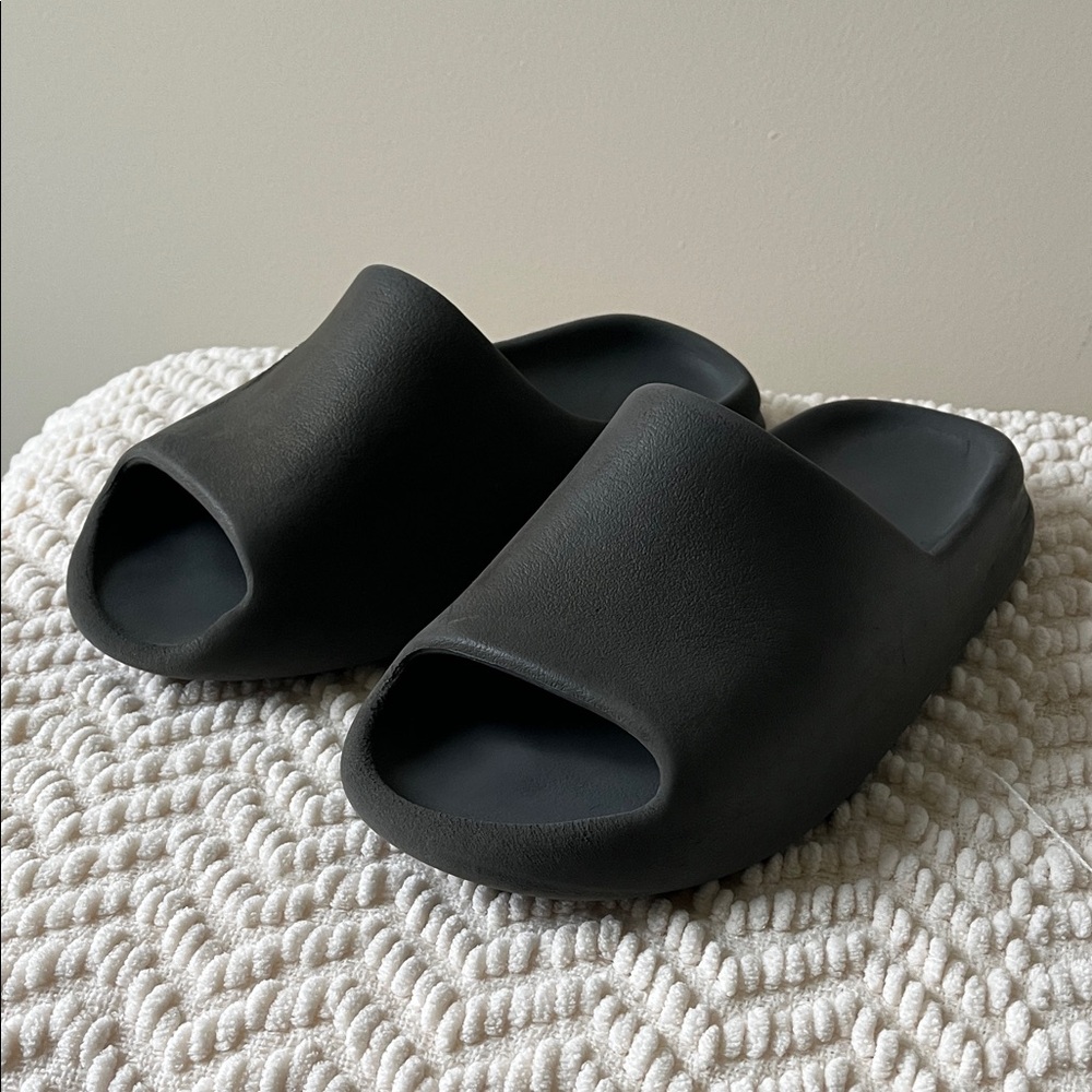 Yeezy Slides - gray - size 8 US